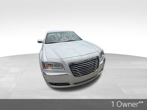Used 2012 Chrysler 300 Limited RWD image 2