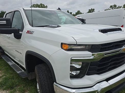 Used 2025 Chevrolet Silverado 2500 LT AWD/4WD image 3