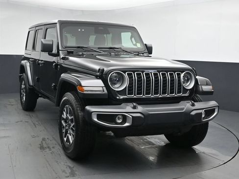 Used 2025 Jeep Wrangler Unlimited Sahara AWD/4WD image 2