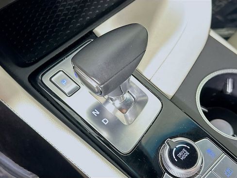 Used 2025 Genesis G70 2.5T RWD image 31