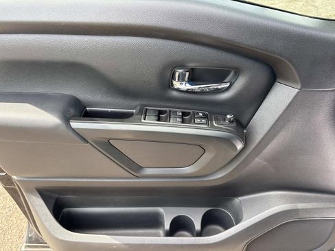 Used 2019 Nissan Titan SV w/ SV Convenience Package RWD image 23