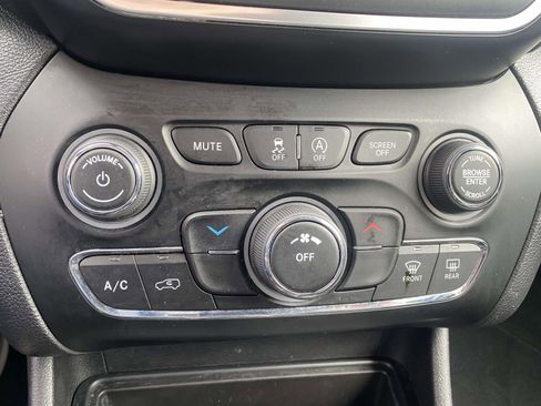 Used 2019 Jeep Cherokee Latitude Plus image 26