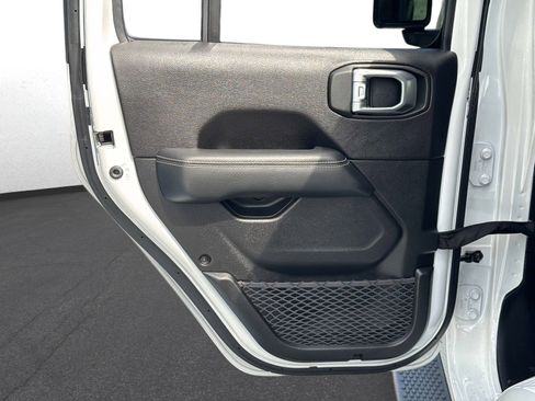 Used 2019 Jeep Wrangler Unlimited Sahara image 12