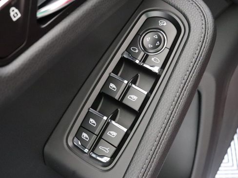 Used 2025 Porsche Macan image 26