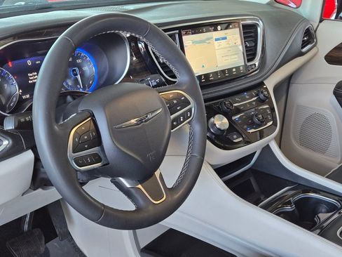 Used 2023 Chrysler Pacifica Limited image 10