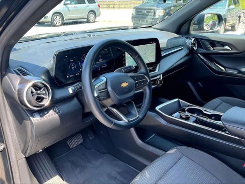 Used 2026 Chevrolet Equinox LT AWD/4WD image 8