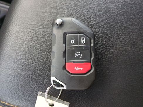Used 2025 Jeep Wrangler Unlimited Sahara w/ Safety Group AWD/4WD image 27