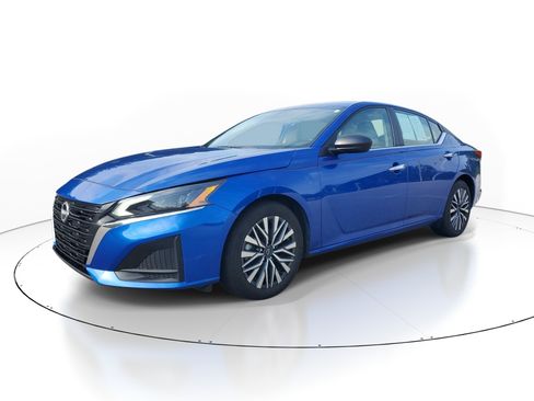 Used 2025 Nissan Altima 2.5 SV FWD image 3
