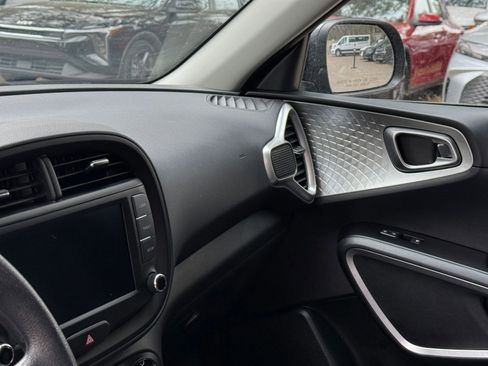 Used 2025 Kia Soul LX w/ LX Technology Package image 30