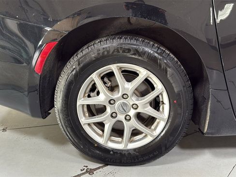 Used 2024 Chrysler Pacifica Touring-L image 23