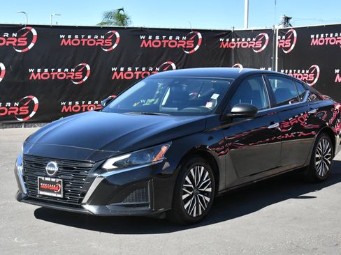 Used 2024 Nissan Altima 2.5 SV FWD image 3