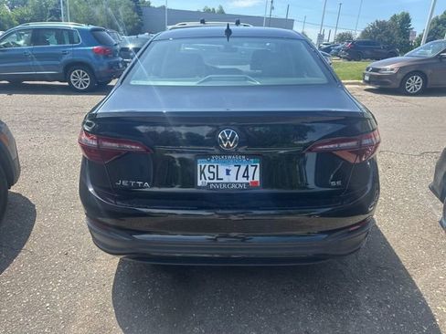 Used 2023 Volkswagen Jetta SE w/ Panoramic Sunroof Package FWD image 4
