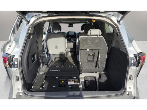 Used 2022 Toyota Sienna XLE image 19