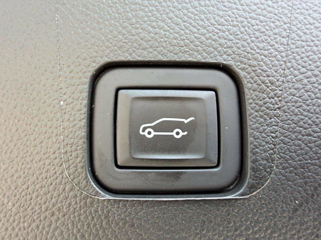 Used 2023 Chevrolet Traverse Premier FWD image 24