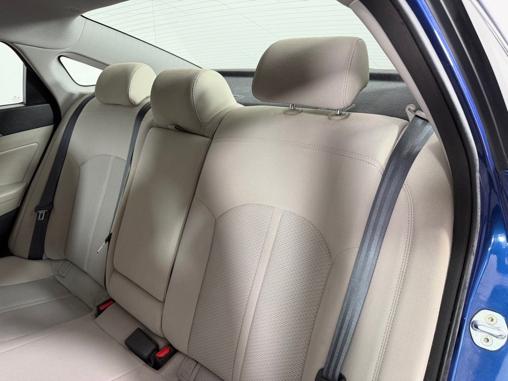 Used 2015 Hyundai Sonata SE w/ Option Group 09 FWD image 19