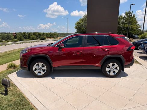 Used 2021 Toyota RAV4 LE AWD/4WD image 6
