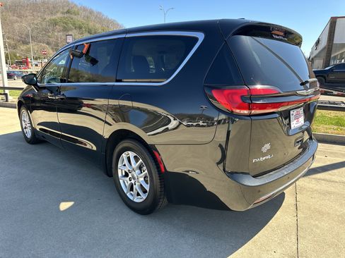 Used 2024 Chrysler Pacifica Touring-L FWD image 34