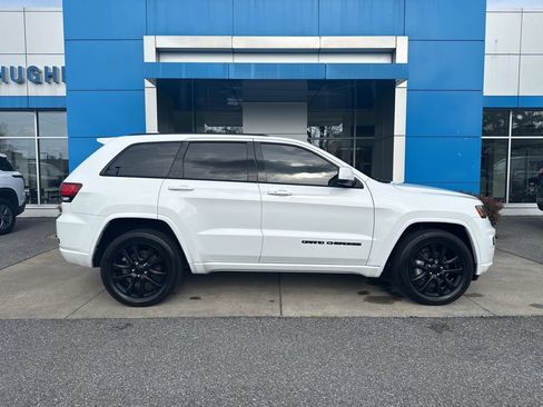 Used 2017 Jeep Grand Cherokee Altitude image 3