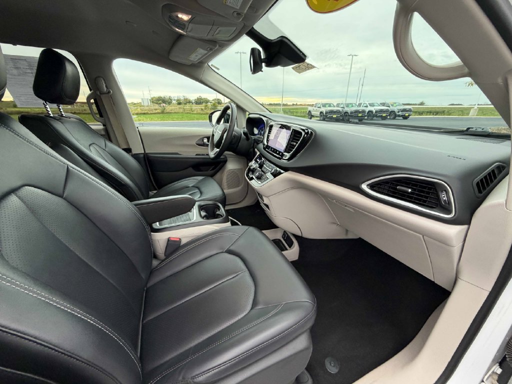 Used 2024 Chrysler Pacifica Touring-L FWD image 23