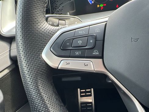 Certified 2025 Volkswagen Tiguan SE R-Line FWD image 21
