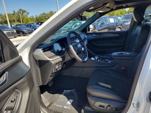 New 2025 Jeep Grand Cherokee Altitude image 12