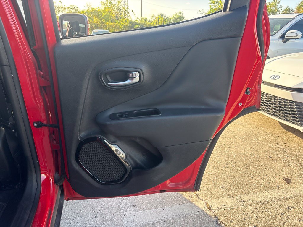 Used 2018 Jeep Renegade Altitude w/ UConnect 8.4 Nav Group AWD/4WD image 18