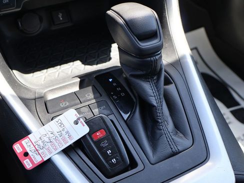 Used 2020 Toyota RAV4 XLE w/ Convenience Package FWD image 13