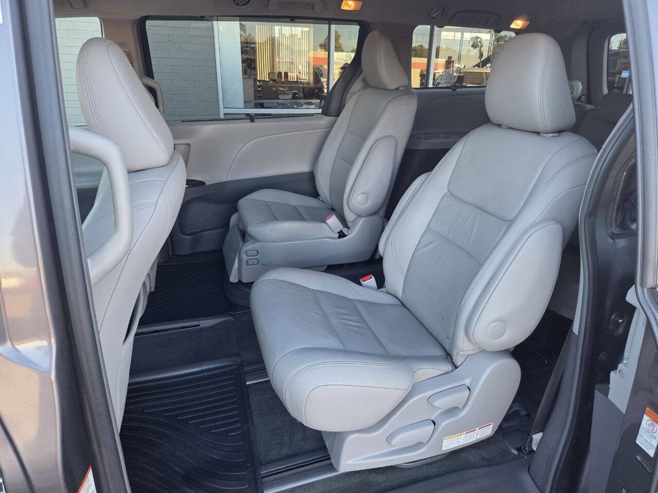 Used 2015 Toyota Sienna XLE FWD image 10