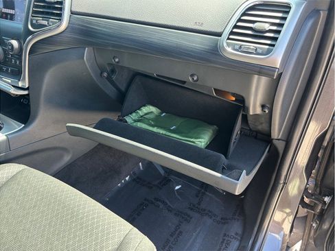 Used 2019 Jeep Grand Cherokee Laredo AWD/4WD image 39