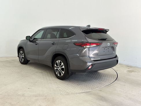 Used 2024 Toyota Highlander XLE FWD image 3