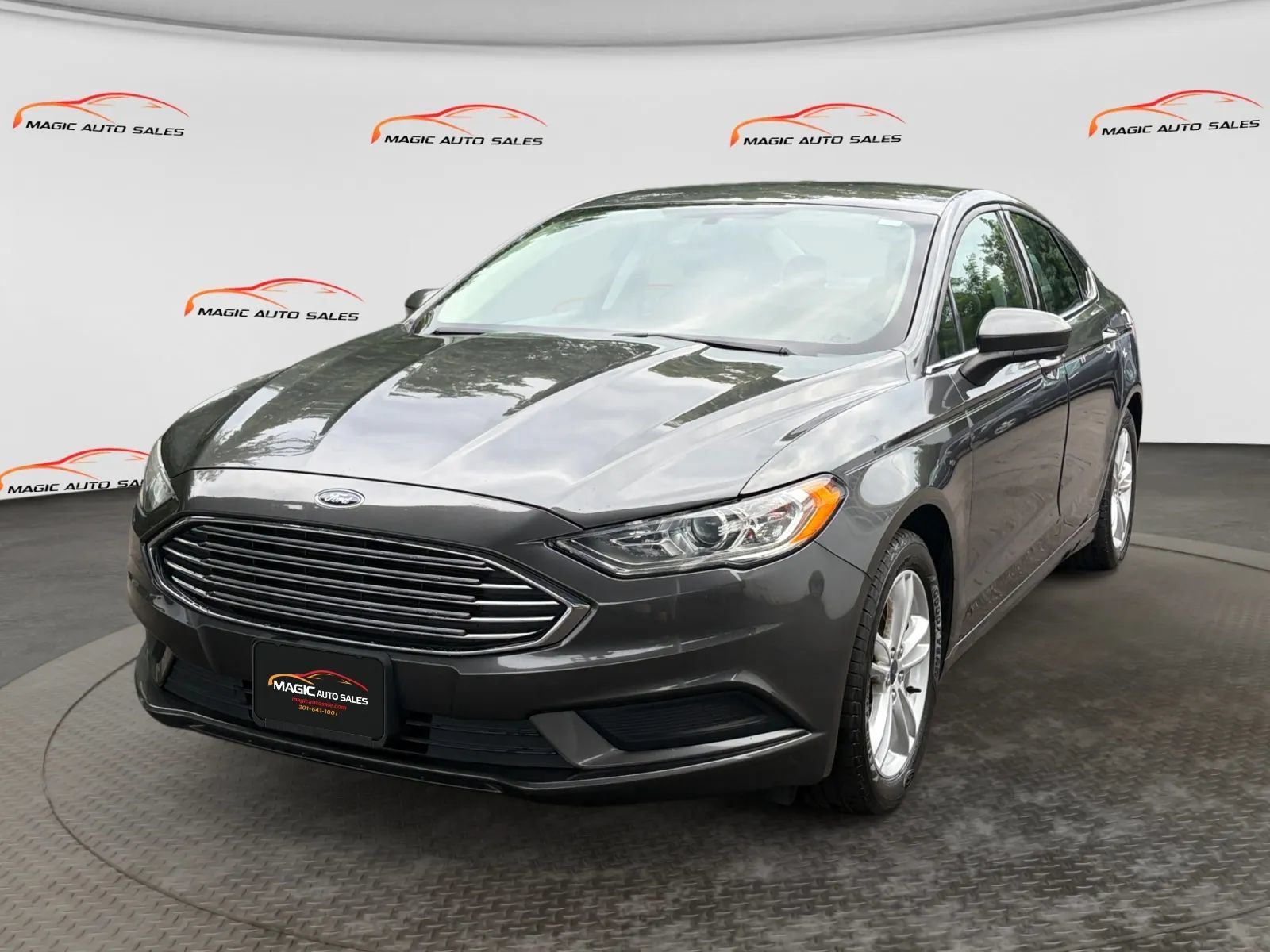 Used 2018 Ford Fusion SE w/ Fusion SE Technology Package FWD image 1