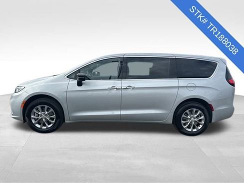 New 2026 Chrysler Pacifica Select image 4