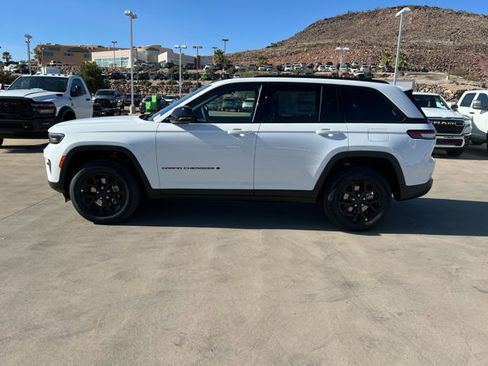 New 2025 Jeep Grand Cherokee 4WD image 2