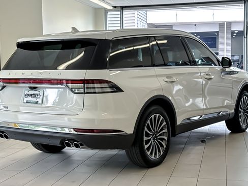 Certified 2023 Lincoln Aviator Reserve AWD/4WD image 4