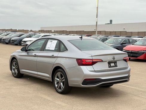 Used 2024 Volkswagen Jetta SE FWD image 9