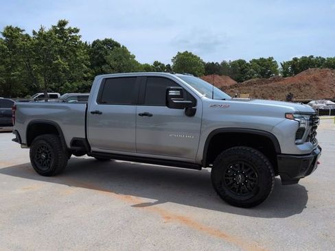 Used 2025 Chevrolet Silverado 2500 ZR2 w/ Technology Package AWD/4WD image 2