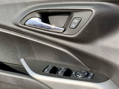 Used 2025 Chevrolet Trax RS image 40