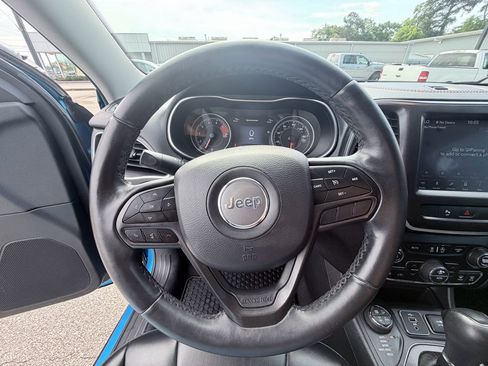 Used 2019 Jeep Cherokee Trailhawk w/ Comfort/Convenience Group AWD/4WD image 14