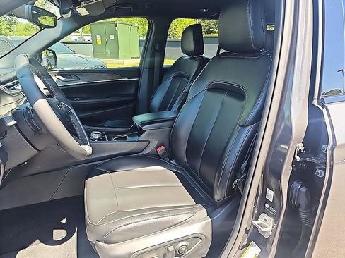 Used 2024 Jeep Grand Cherokee Limited w/ Black Appearance Package AWD/4WD image 16