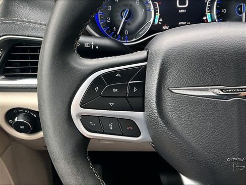 Used 2023 Chrysler Pacifica Limited FWD image 23