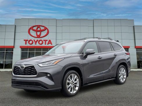 Used 2021 Toyota Highlander Limited image 1
