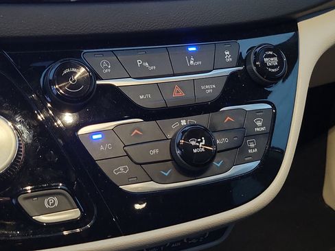 Used 2023 Chrysler Pacifica Touring-L FWD image 32
