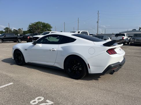 Used 2025 Ford Mustang GT RWD image 3