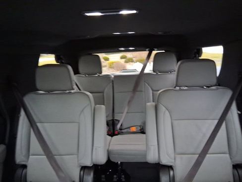 Used 2023 GMC Yukon SLT w/ SLT Luxury Package image 18