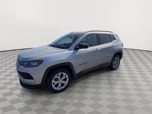 Used 2024 Jeep Compass Latitude AWD/4WD image 4