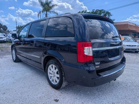 Used 2016 Chrysler Town & Country Touring image 5