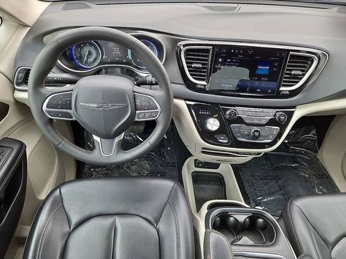Used 2023 Chrysler Pacifica Touring-L FWD image 18