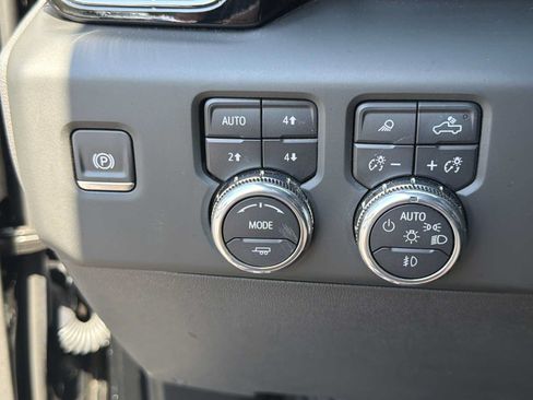 Used 2025 GMC Sierra 1500 AT4 w/ AT4 Premium Package AWD/4WD image 17