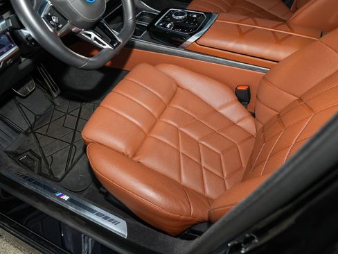 Used 2025 BMW i7 xDrive60 AWD/4WD image 21