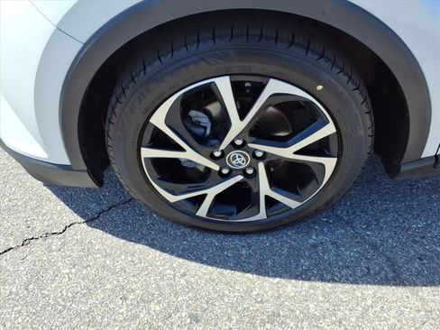 Used 2018 Toyota C-HR XLE FWD image 11